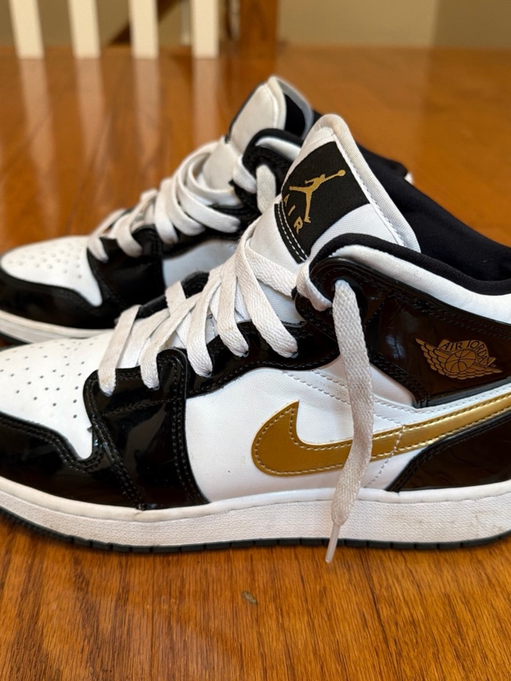 Air Jordan 1 Mid - White/Black/Gold